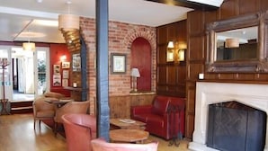Lobby sitting area - Saffron Hotel (Saffron Walden)