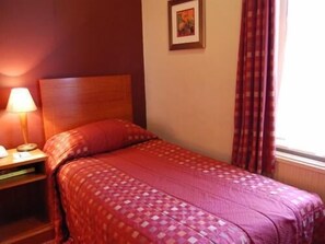 Bureau, fer et planche à repasser, lit de bébé (supplément)