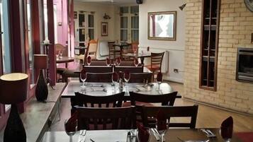 Daily full breakfast (GBP 7.50 per person)