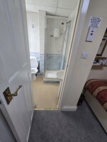 Habitación estándar con 1 cama doble o 2 individuales, baño privado | Baño