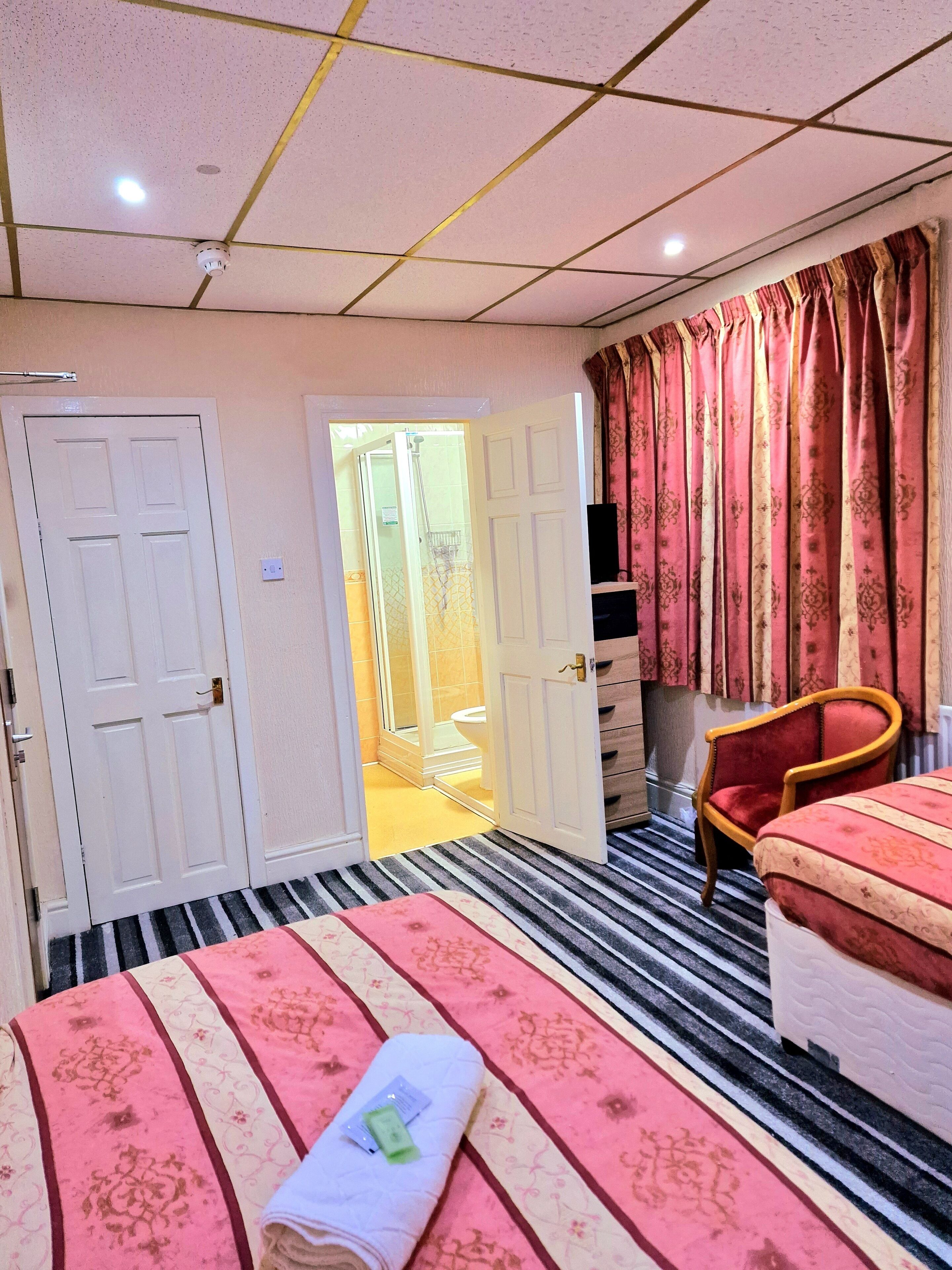 Standard Double or Twin Room, Ensuite | Memory foam beds, free WiFi, bed sheets