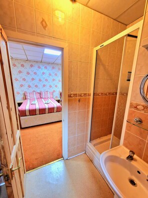 Suite, en-suite badkamer (Jack and Jill style for 3) | Bedden met traagschuimmatrassen, gratis wifi, beddengoed