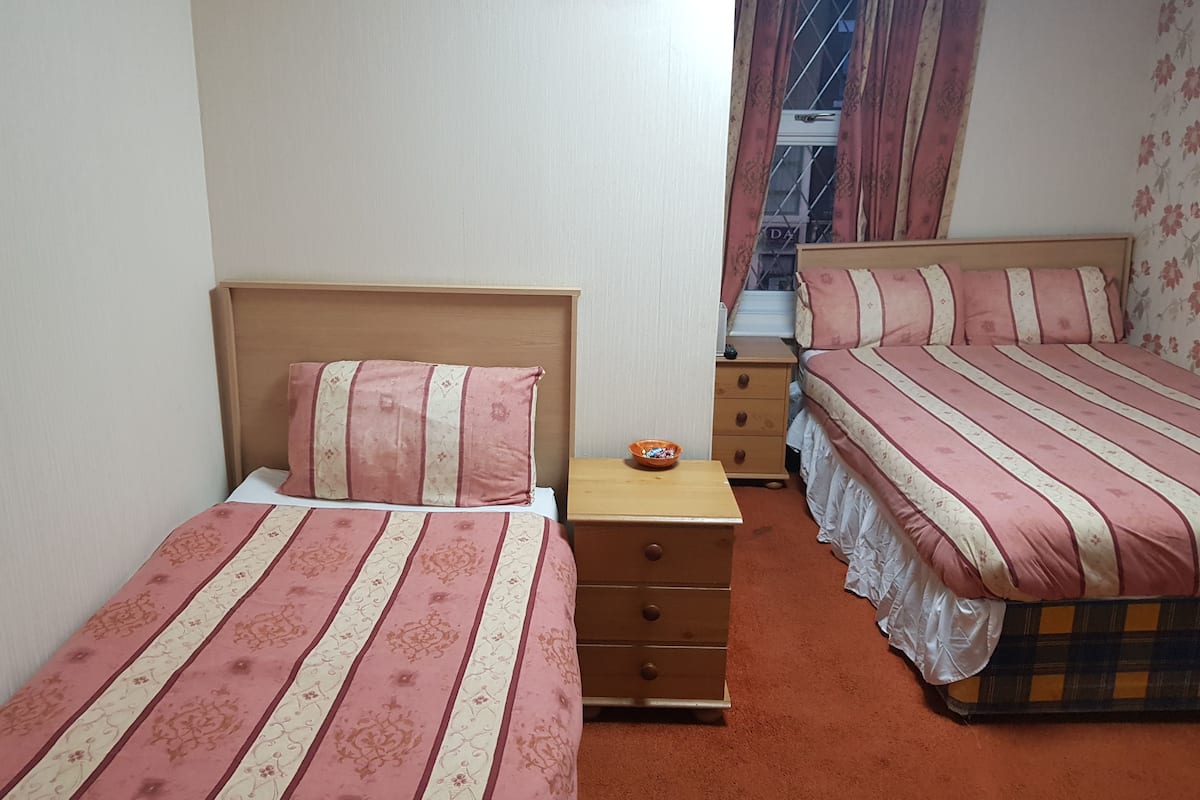 Standard Triple Room, Ensuite | Memory foam beds, free WiFi, bed sheets