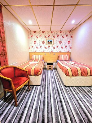 Standaard kamer, 1 twee- of 2 eenpersoonsbedden, en-suite badkamer | Bedden met traagschuimmatrassen, gratis wifi, beddengoed