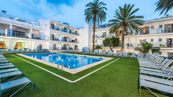 2 outdoor pools, pool umbrellas, sun loungers