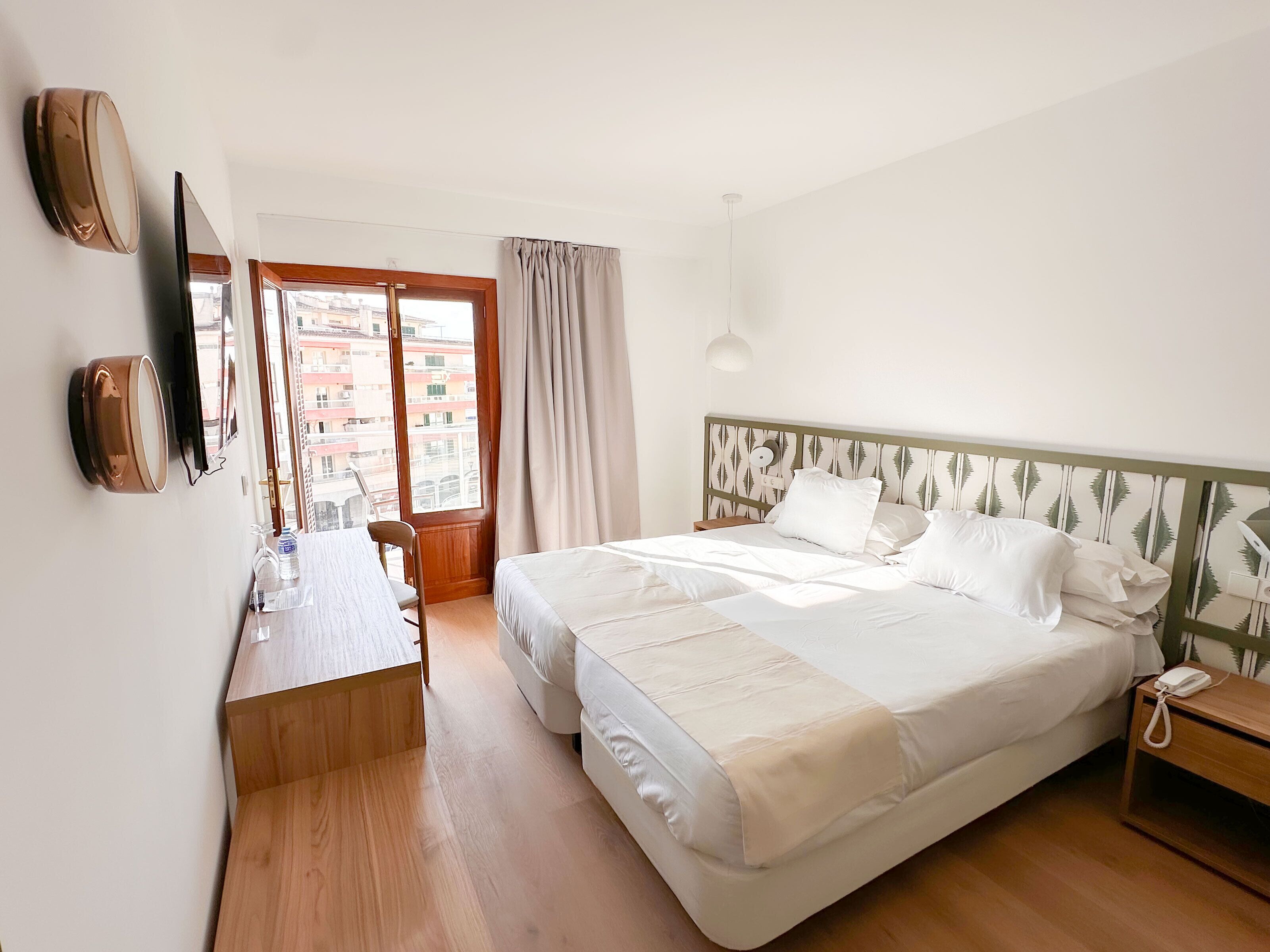 Superior Double Room, Balcony | Desk, WiFi (free), bed sheets