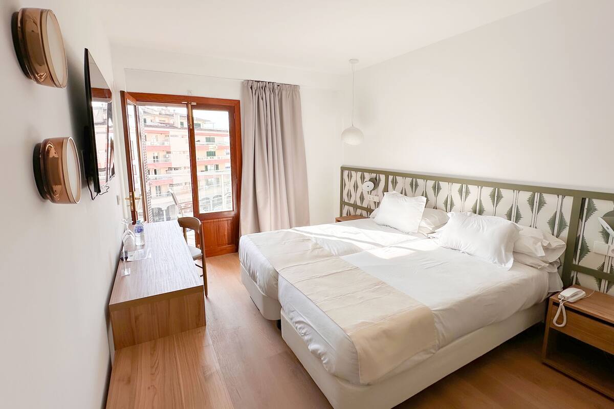 Escritorio, wifi gratis y ropa de cama 