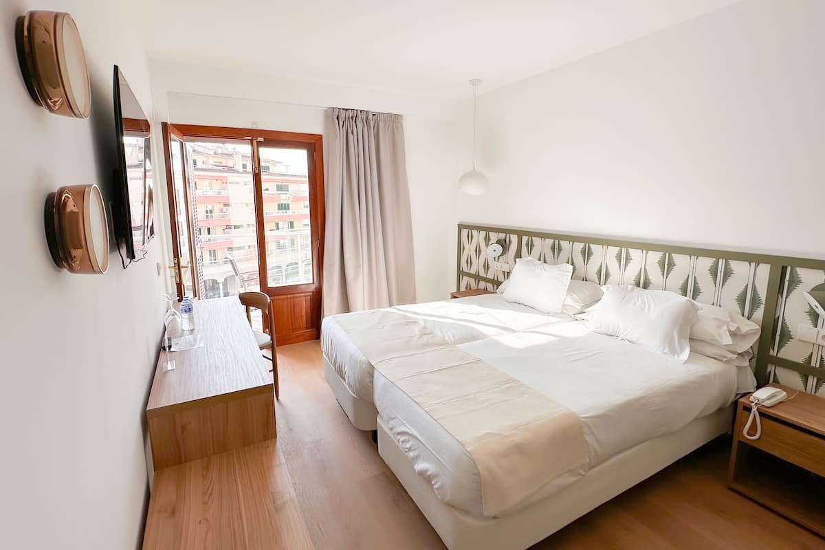 Superior Double Room, Balcony | Desk, free WiFi, bed sheets