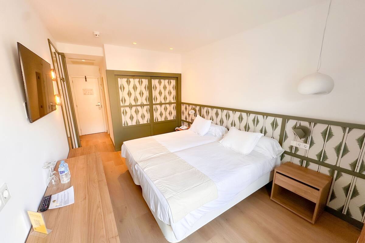Escritorio, wifi gratis y ropa de cama 