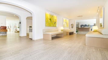 Coin salon dans le hall
