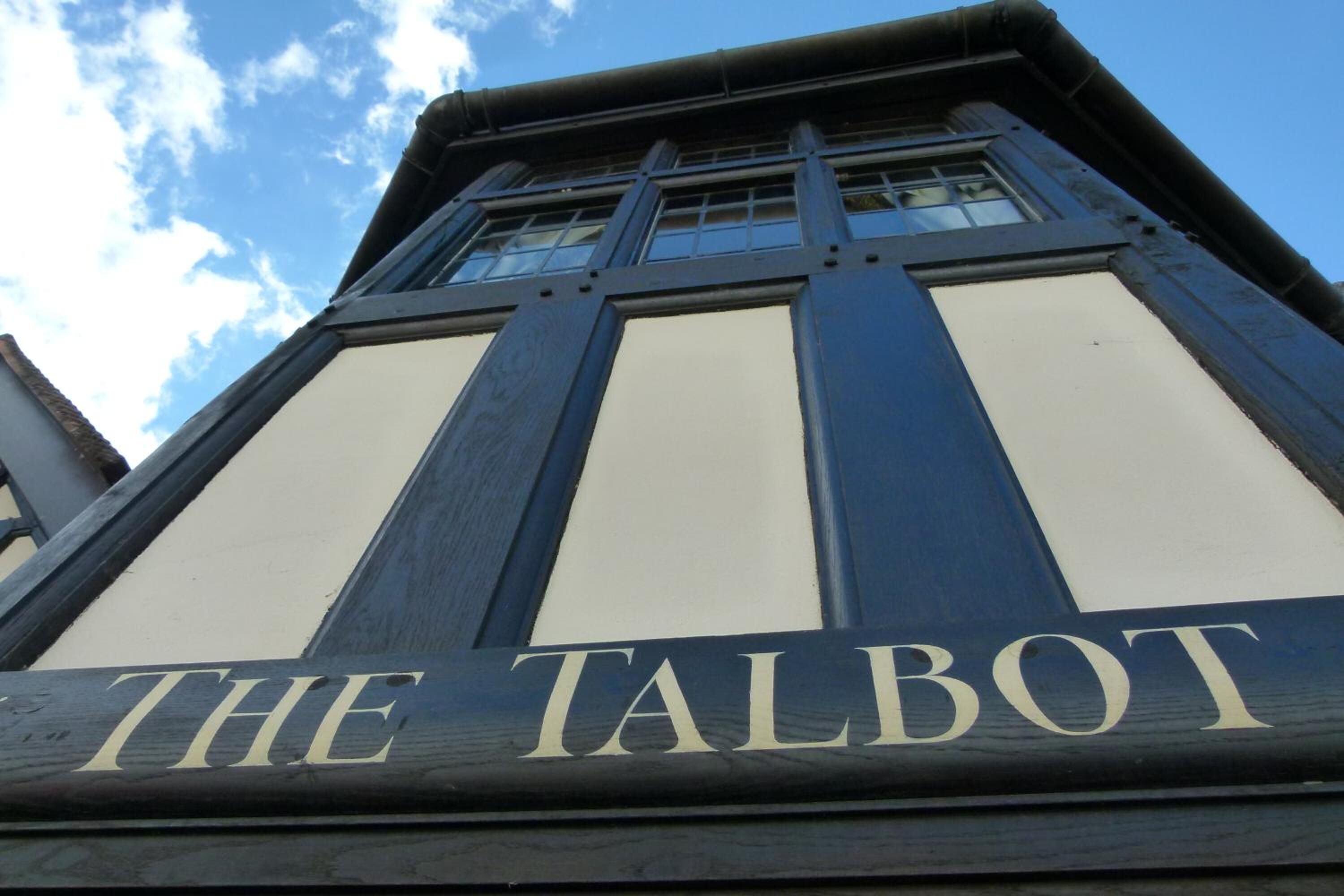 Een gevel met het bord 'THE TALBOT' er duidelijk op.