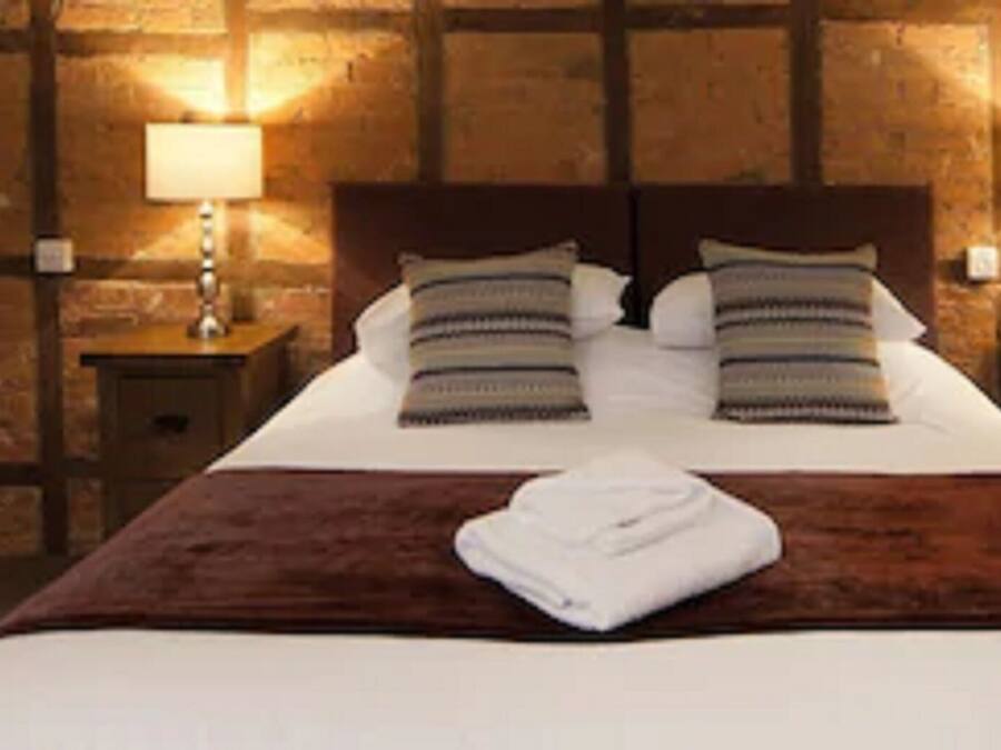 Desk, iron/ironing board, free WiFi, bed sheets