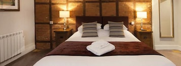 Escritorio, tabla de planchar con plancha, wifi gratis y ropa de cama