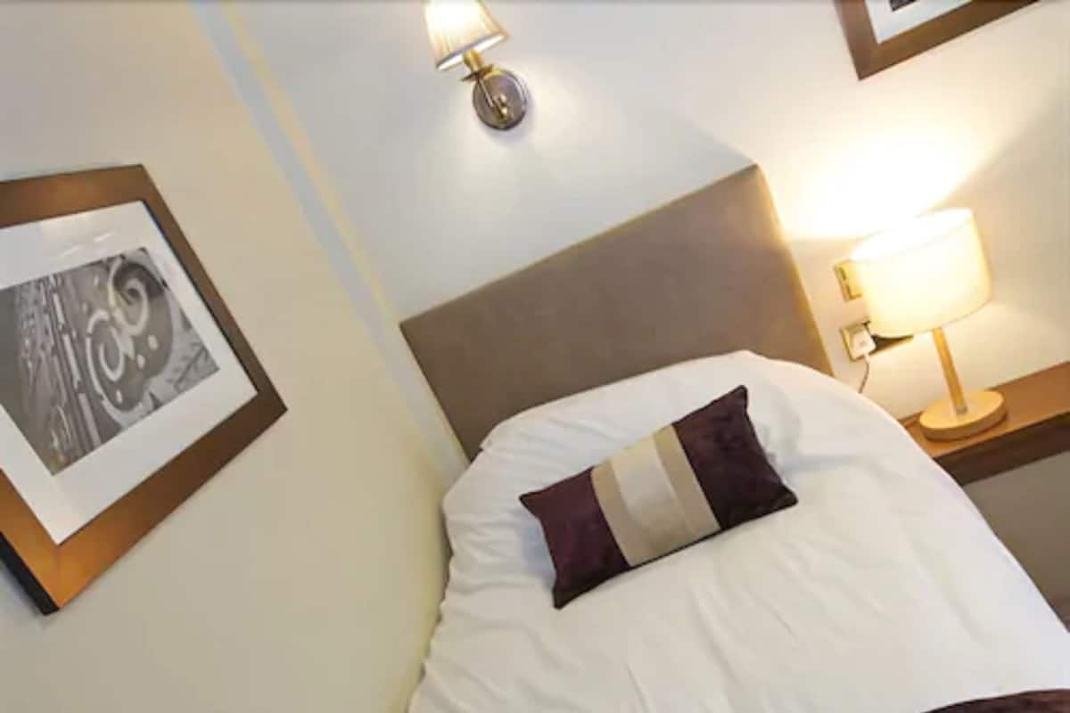 Single Room, Private Bathroom