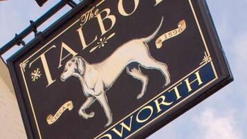 En skylt för puben ”The Talbot” i Wadworth, med en illustration av en hund och pubens namn.