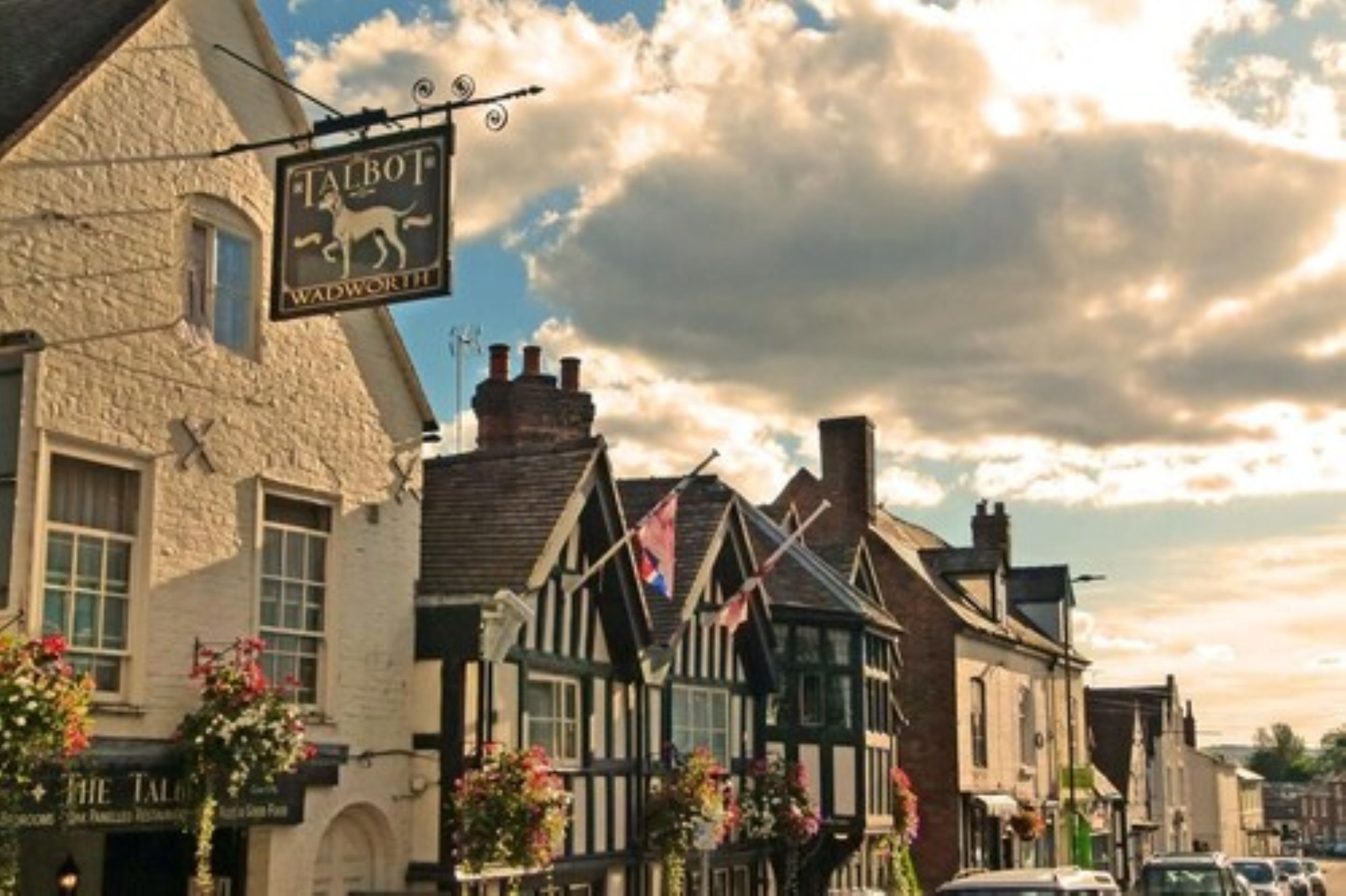 Un edificio de estilo Tudor tradicional con un letrero que dice "Talbot" y "Wadworth".