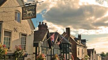 Un edificio de estilo Tudor tradicional con un letrero que dice "Talbot" y "Wadworth".