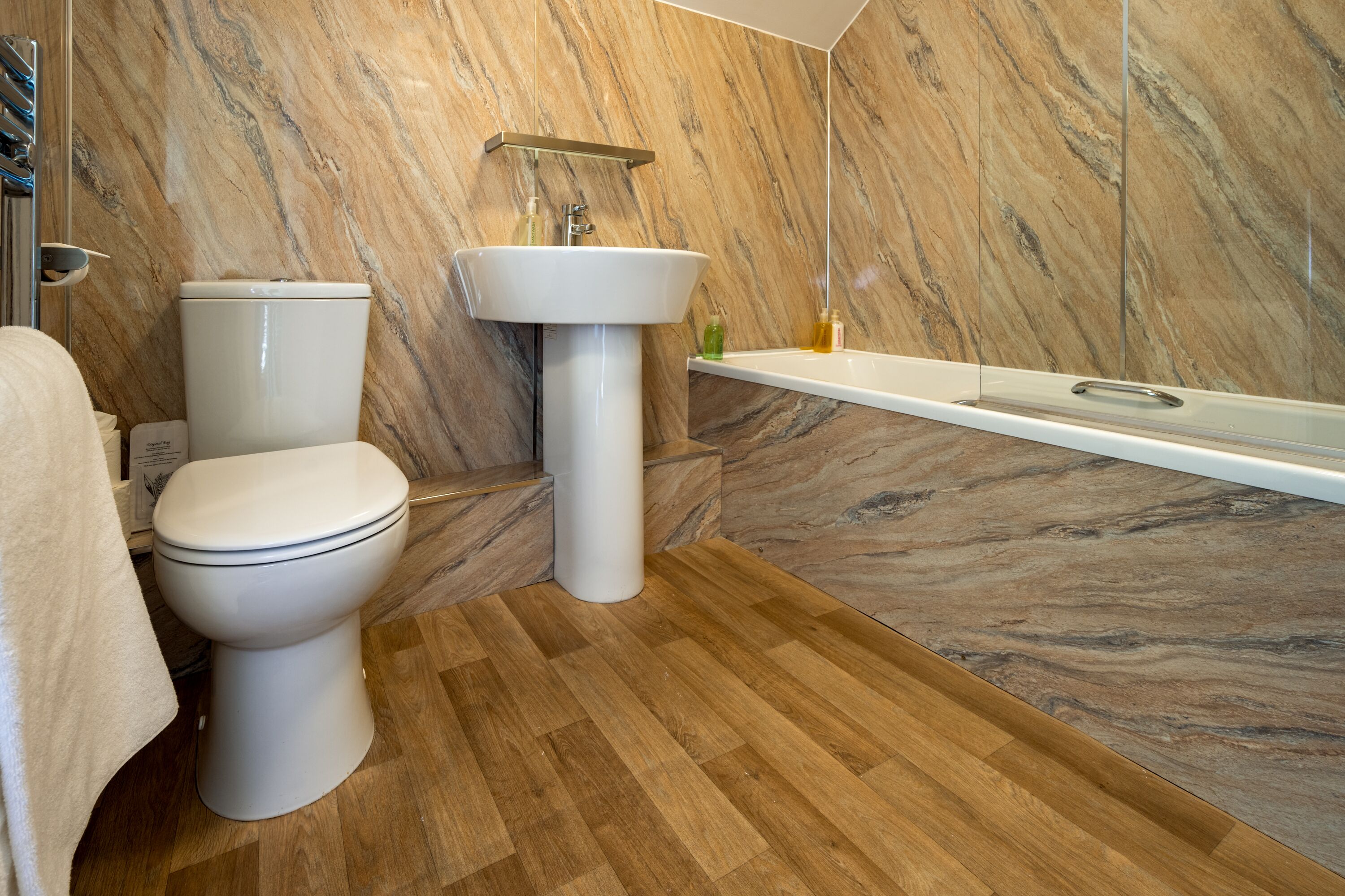 Ein Badezimmer mit Toilette, Waschbecken und Badewanne.