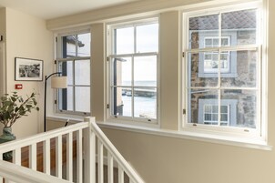 50-英寸纯平电视 （配备卫星频道）、电视