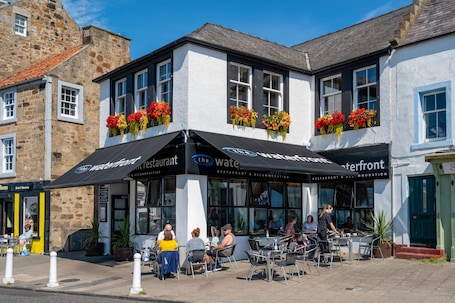 Se sirven desayunos, almuerzos y cenas. The Waterfront