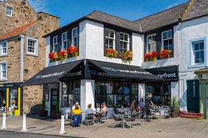 供应早餐、午餐和晚餐