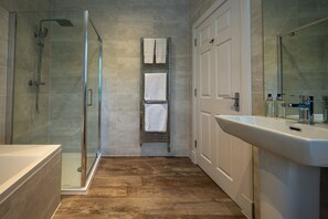 Double Room | Bathroom | Combined shower/bathtub, free toiletries, hair dryer, towels - The Waterfront (Anstruther)
