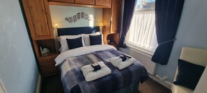 Standard Single Room | Egyptian cotton sheets, premium bedding, individually decorated, desk - Toulson Court (Scarborough)