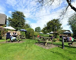 Terrace/patio - The Falkland Arms (Chipping Norton)