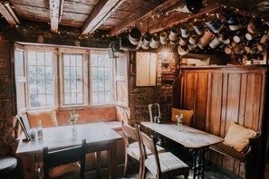 Breakfast, lunch and dinner served - The Falkland Arms (Chipping Norton)