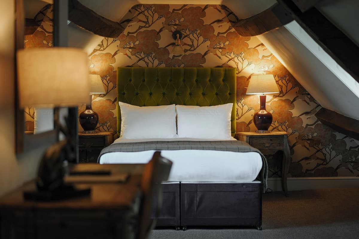 Hypo-allergenic bedding, desk, bed sheets