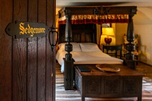 Decoración personalizada y espacio para trabajar con laptop