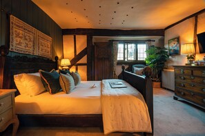 King Charles Double Ensuite | Individually decorated, laptop workspace, iron/ironing board, free WiFi - The George Inn and The Plaine (Bath)