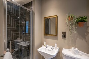 Chambre Signature, 1 très grand lit, salle de bain attenante | Salle de bain | Douche, séchoir à cheveux, serviettes fournies