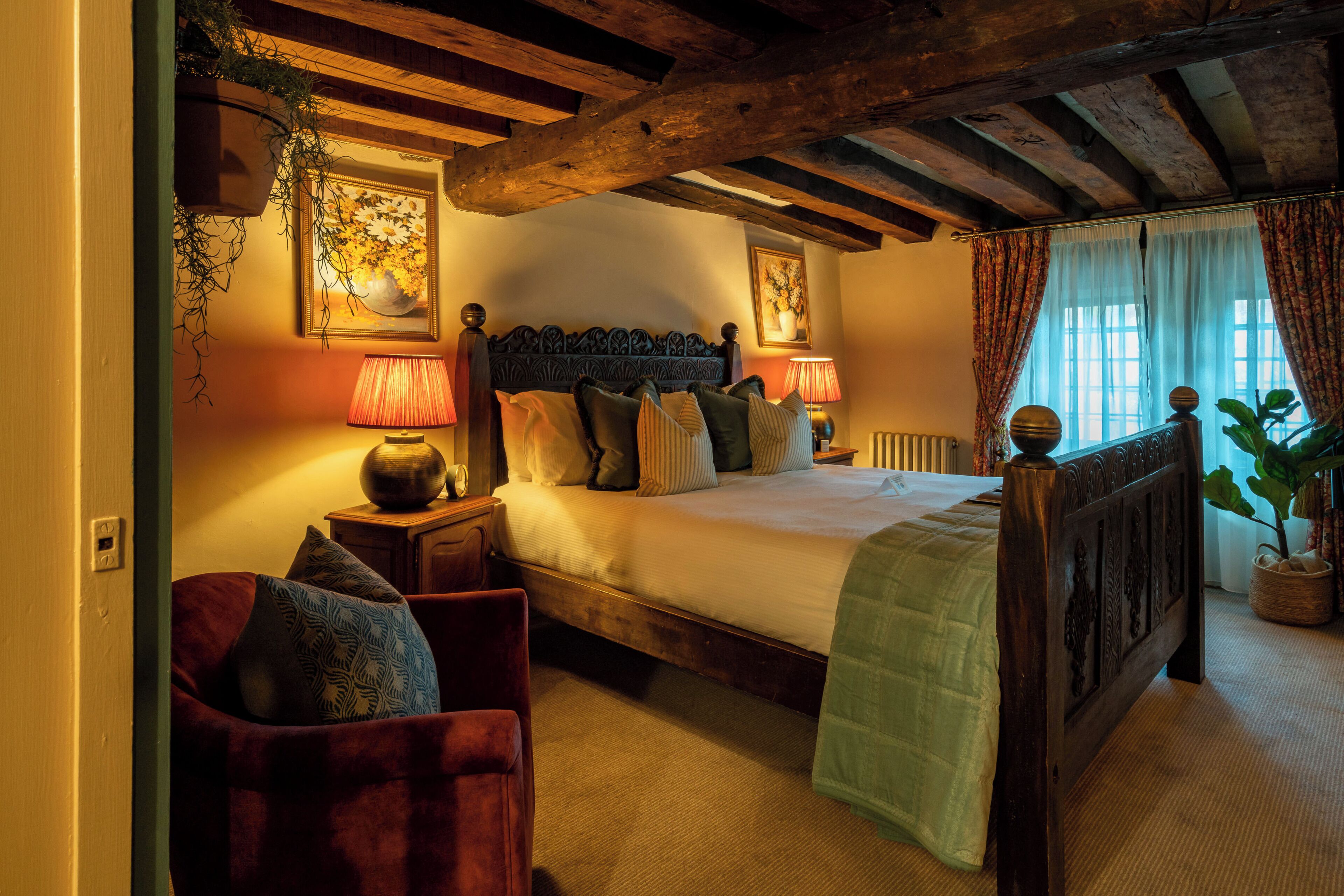 Double Ensuite with Shower | Individually decorated, laptop workspace, iron/ironing board, free WiFi