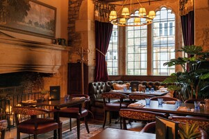 Café da manhã, almoço e jantar; culinária britânica 