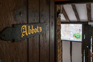 Classic Twin Room, 2 Twin Beds, Ensuite (Abbots) | Individually decorated, laptop workspace, iron/ironing board, free WiFi - The George Inn and The Plaine (Bath)