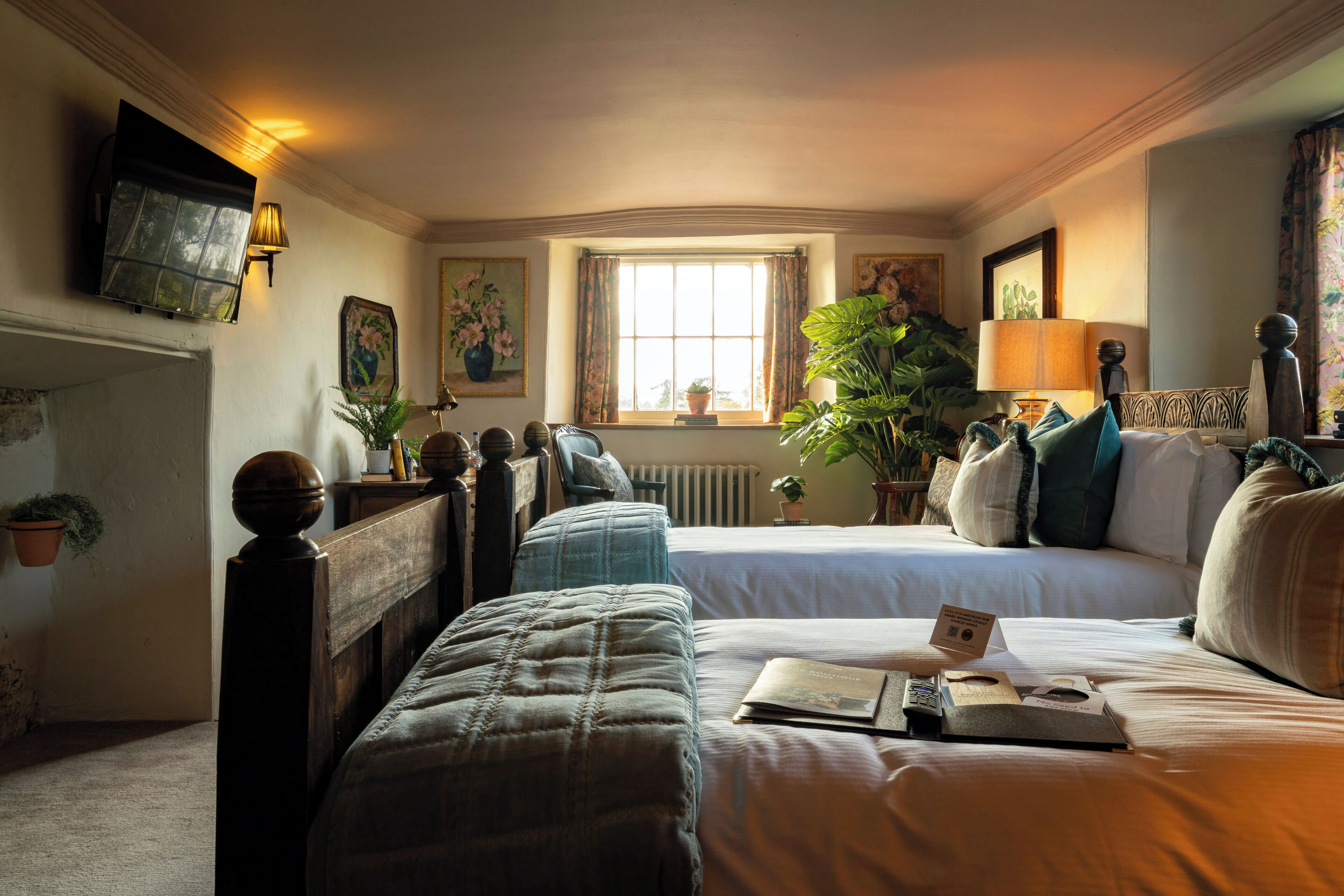 Kamar Twin Klasik, 2 Tempat Tidur Twin, ensuite (Abbots) | Didekorasi berbeda-beda dan ruang kerja ramah laptop