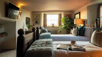 Kamar Twin Klasik, 2 Tempat Tidur Twin, ensuite (Abbots) | Didekorasi berbeda-beda dan ruang kerja ramah laptop