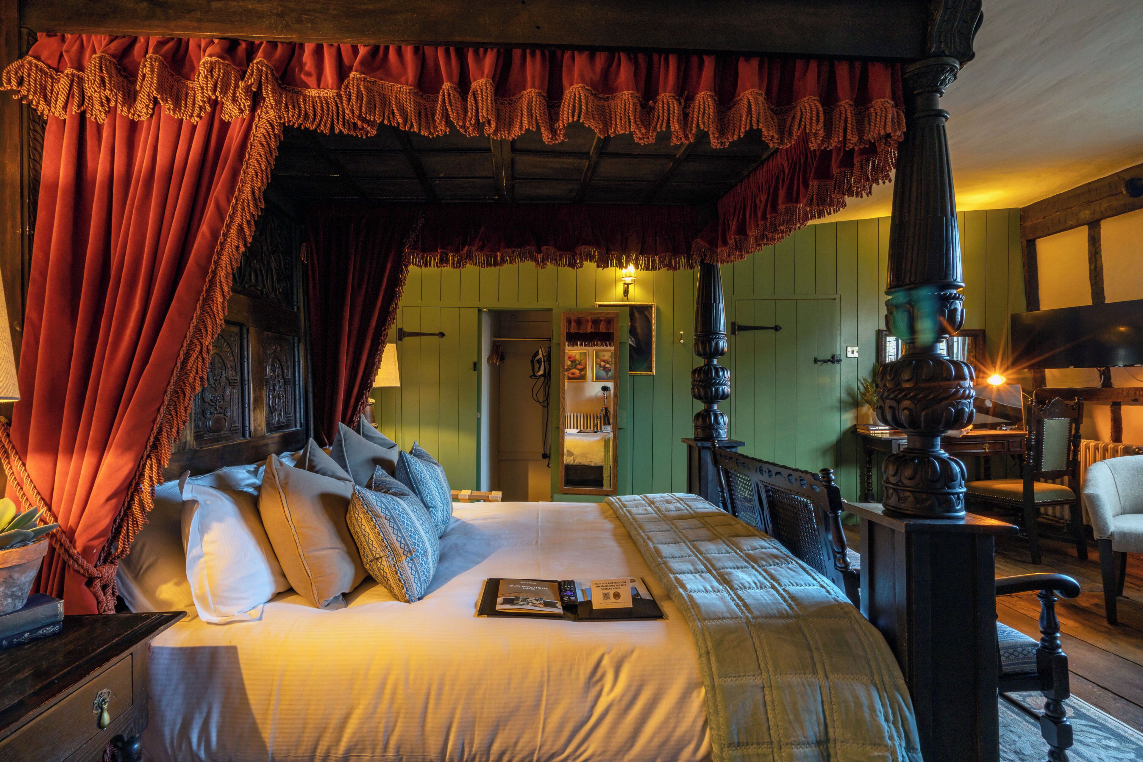 Samuel Pepys Family Ensuite | Individually decorated, laptop workspace, iron/ironing board, free WiFi