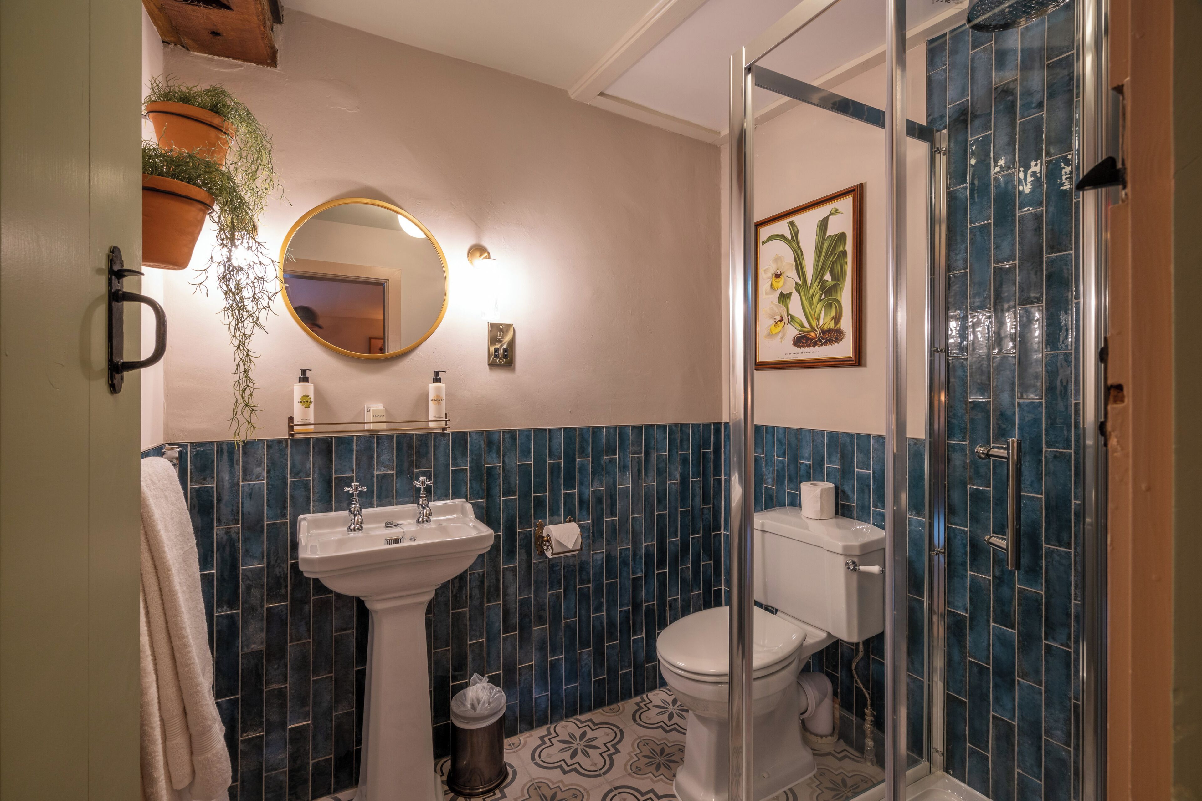 Un baño con lavamanos, inodoro y ducha.