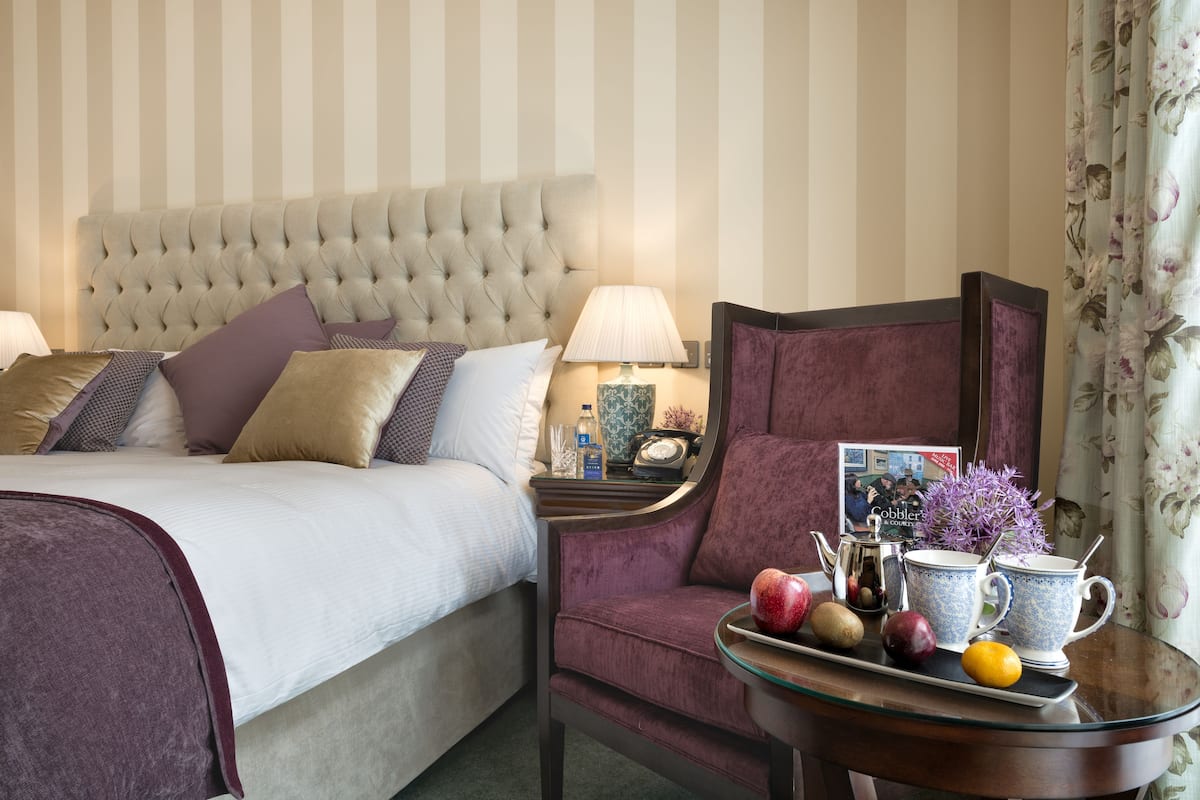 Masa, dizüstü bilgisayar çalışma alanı, güneşlik/perde, ütü/ütü masası