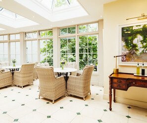 3 restaurants, lunch served - The Wyatt Hotel (Westport)