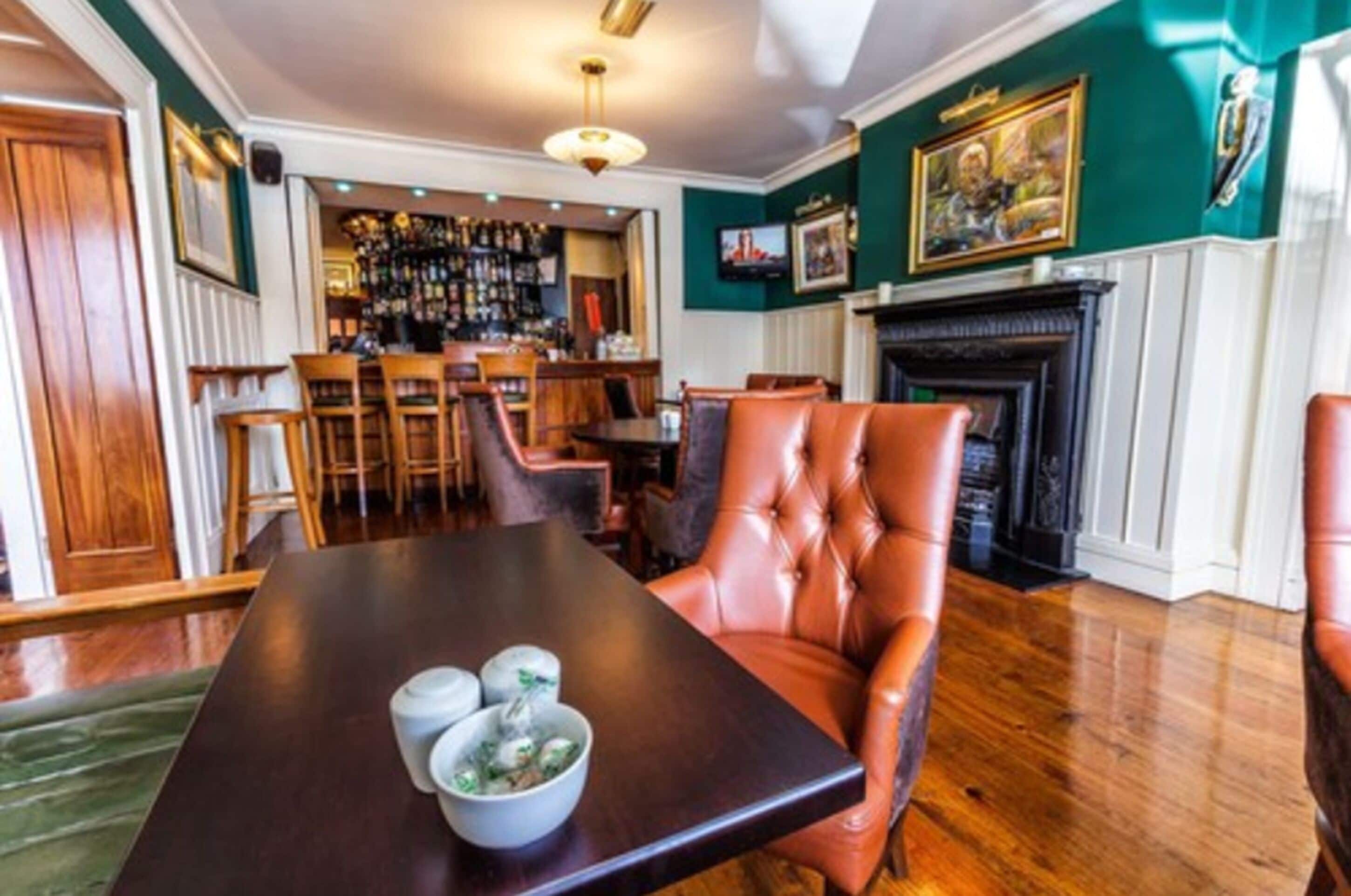 3 restaurants, lunch served