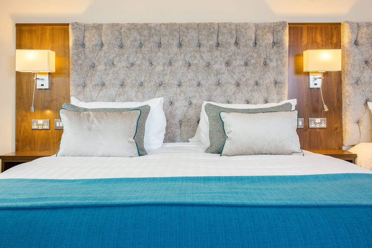 Deluxe Üç Kişilik Oda, Birden Çok Yatak | Masa, dizüstü bilgisayar çalışma alanı, güneşlik/perde, ütü/ütü masası