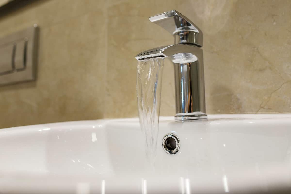 Deluxe Üç Kişilik Oda, Birden Çok Yatak | Banyo | Ücretsiz banyo/kozmetik ürünleri, saç kurutma makinesi, havlu, sabun