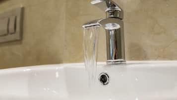 Un lavamanos con el agua corriendo.
