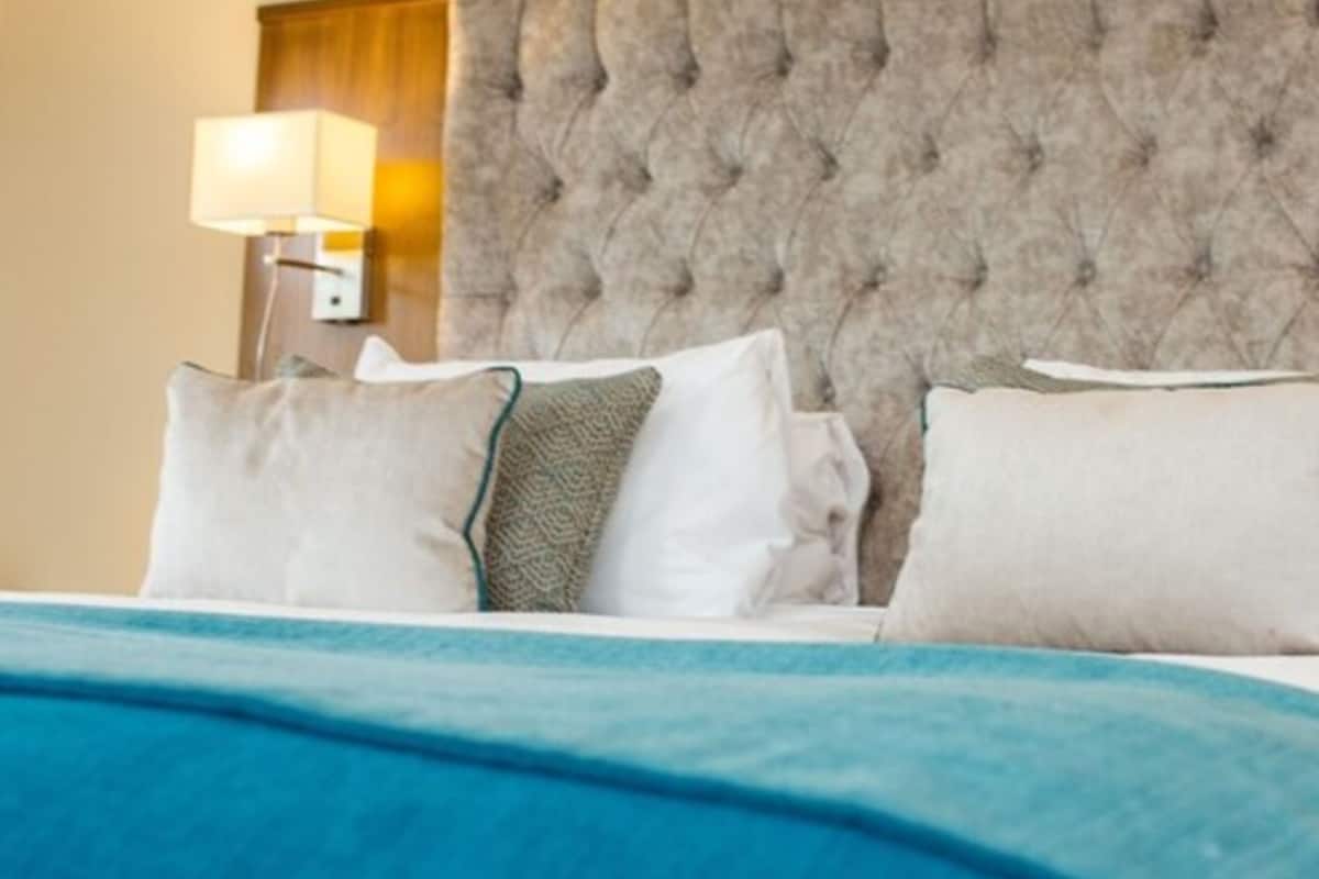 Deluxe Tek Büyük Yataklı Oda | Masa, dizüstü bilgisayar çalışma alanı, güneşlik/perde, ütü/ütü masası