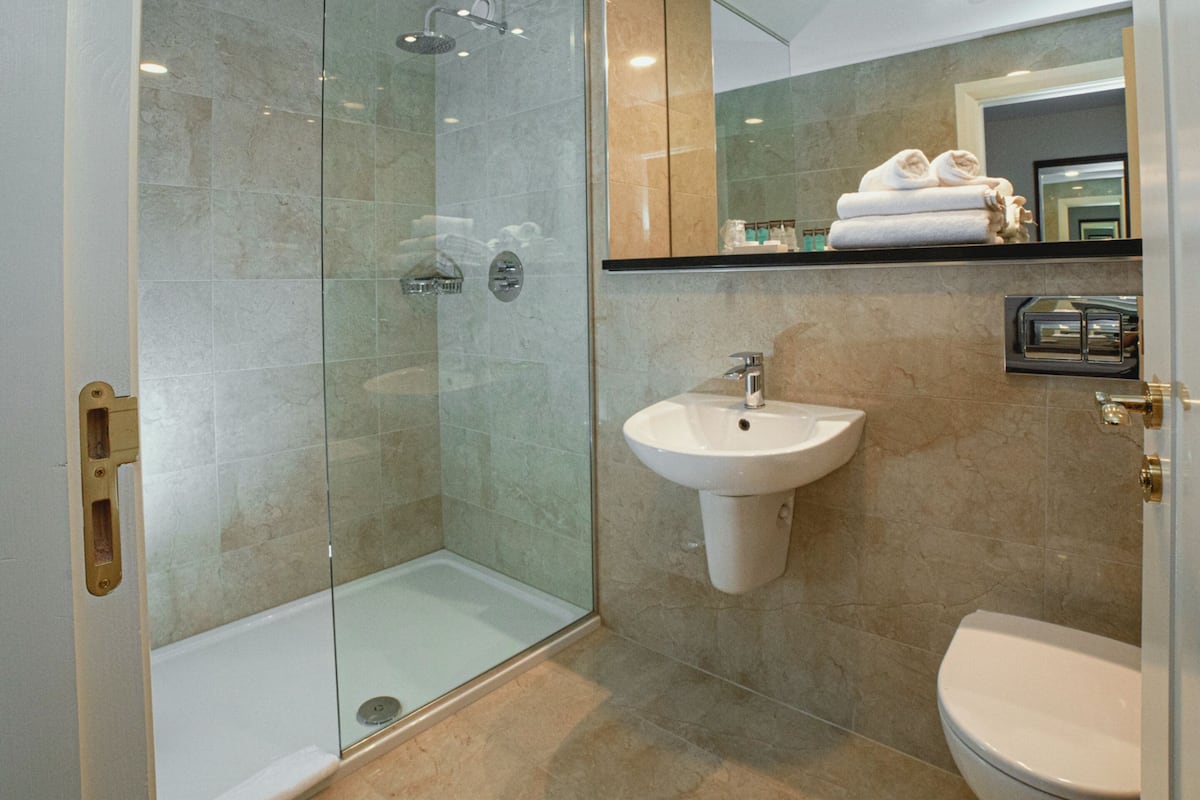 Ücretsiz banyo/kozmetik ürünleri, saç kurutma makinesi, havlu, sabun