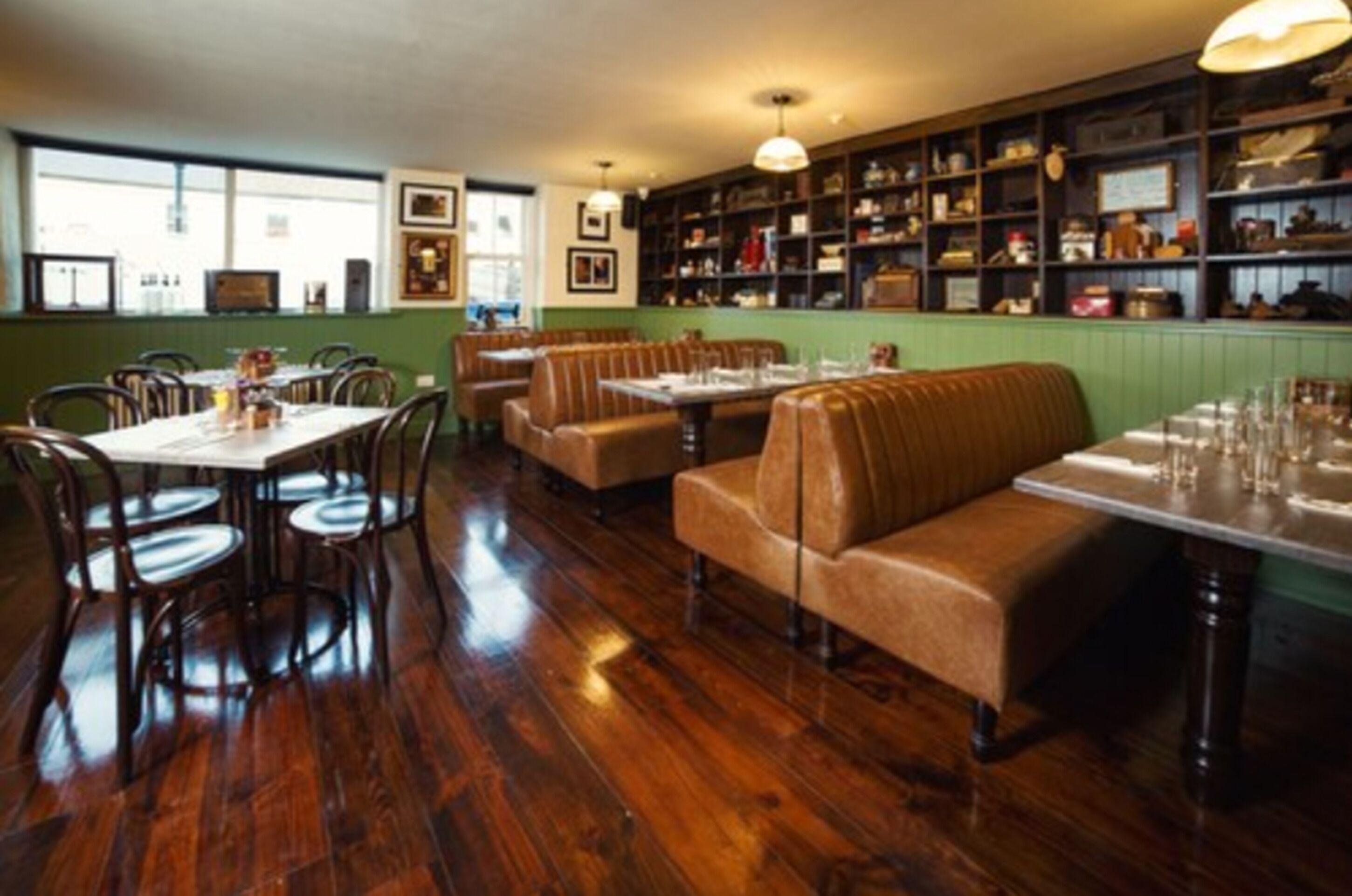 3 restoran, melayani makan siang 