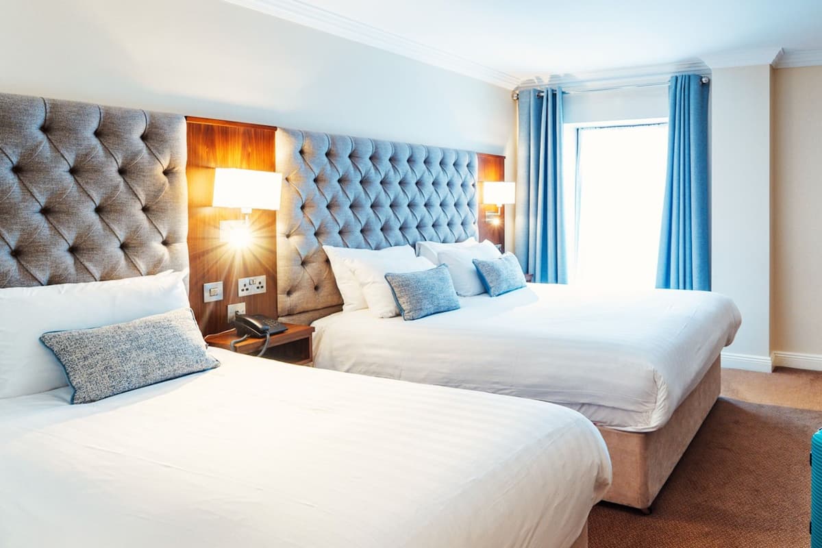 İki Ayrı Yataklı Oda | Masa, dizüstü bilgisayar çalışma alanı, güneşlik/perde, ütü/ütü masası